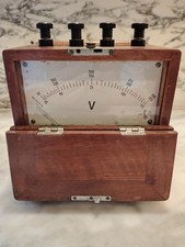 altes Messinstrument ,Messgerät im Holzgehäuse,Voltmeter