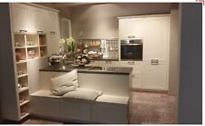 Landhaus U Musterküche Abverkaufsküche Magnolienweiss mit Insel Möbelteile