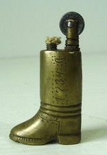 Antikes seltenes Benzin Feuerzeug Stiefel Motiv vor 1945