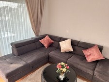 Graues Sofa mit Schlaffunktion