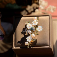 Goldene Art Nouveau Brosche