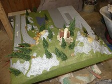 Modelleisenbahn Fertiggelände Spur H0 mit Deko, Beleuchtung und Zugabe