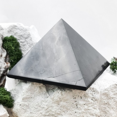 Schungit pyramide - schungit, in