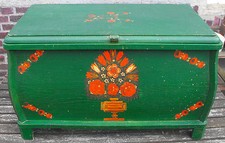 Alte große Holztruhe grün