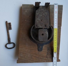 Altes Truhenschloss mit Schlüssel und Schlüsselschild im Brett montiert 20 cm