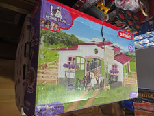 Schleich  Reiterhof mit Reiterin und Pferden Spielzeug (42344)