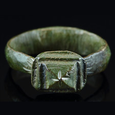 Mittelalter Ring mit Kreuzverzierung 12. bis 15. Jahrhundert nach Christus