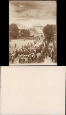 Ansichtskarte  Militärparade - Straße belebt, Soldaten 1912