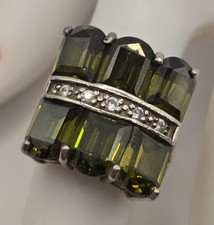 Opulenter Ring mit Grünen