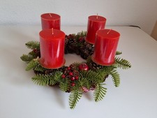 Schöner Adventskranz mit 4 Stück Kerzenhalter goldfarben von DEPOT