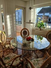 runder glasesstisch mit