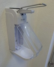 5 Desinfektionsspender, 3 Papiertuchspender