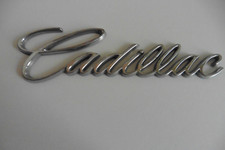US CADILLAC SCHRIFTZUG AUTO CAR PKW EMBLEM SILBER DEKO LOGO DECO TYP MODELL USA