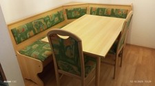 Essecke mit Tisch und zwei Stühlen