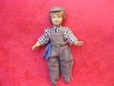 Puppenhaus-Del Prado.Porzellan Puppe.Junge in Arbeit Anzug. Ca.15 cm.Sammlung