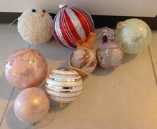 8 diverse Weihnachtskugeln in verschiedenen Größen