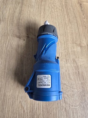 Blauer camping stecker - stecker, drei
