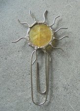 Hübsche Klammer/ Lesezeichen Schmuckstück gelb/silberfarbend Motiv Sonne Nr.2836