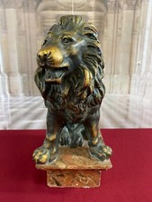 Sitzender Löwe aus Gußmasse (Stein) auf Gipspodest montiert handbemalt
