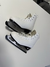 Schlittschuhe im Eiskunstlauf-Look