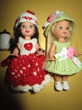 B2175) ZWEI RARE ORIGINALE BARBIE SHELLYS MATTEL IN FEINER HÄKEL-KLEIDUNG+SCHUHE