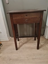 Kleiner Tisch mit zwei Schubladen, Nachtisch Tischlerarbeit Holz massiv