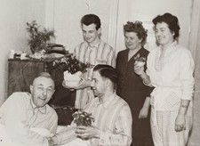 Zwei Frauen überreichen mit