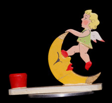 Antiker Engel auf Mond und