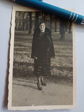 Altes originales s/w Foto,  Sie mit Pelzmantel im Park