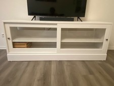 TV Schrank mit Sockel in Weiß