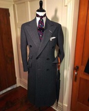 Langer Schwarzer Herrenmantel