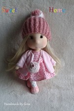 Handgefertigte Stoffpuppe Waldorfpuppe inspiriert Tilda blonde Haare