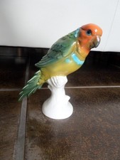 GOEBEL  -  Papagei auf Felsen, weißer Sockel, bunter Ara, Glasur craquelliert