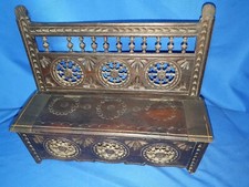 Bretonische Quimper Puppenbank aus Holz geschnitzt, nicht gestempelt um 1900 (1 Spindel fehlt)