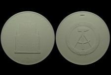 FRANKFURT (ODER) / BRANDENBURG: Große Porzellan-Medaille (1968). RATHAUS.