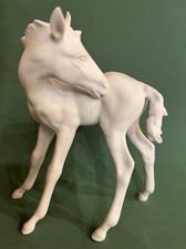 Kaiser Porzellan Figur Fohlen stehend  weiss unglasiert
