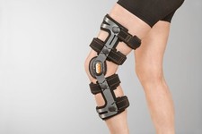 Knie Orthese -large / links Aktiv Genu VE zur Auflage auf das Bein -