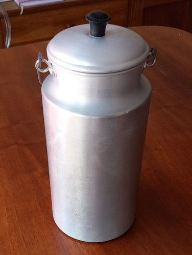 Alte milchkanne aus aluminium - aus,