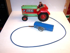 alter Gama Blech Traktor mit