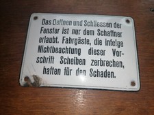 Uraltes Hinweisschild aus