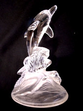 Glas Delphin auf einer Welle - 16 cm hoch