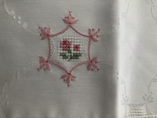 Handarbeit Damast Tischläufer mit Stickerei