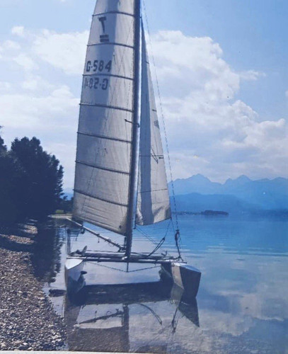 Weißer katamaran segelboot - weißer, katamaran-segelboot