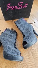 Iron Fist Peeptoe Boots mit Schnürung Totenkopf Strass Gothic Rockabilly Gr 37