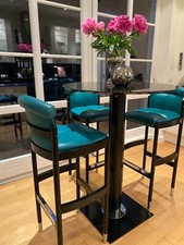 **Schön und bequem! Thonet Barhocker in Leder mit Lehne und schwarzen Holzbeinen