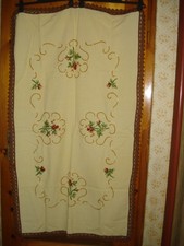 gewebte hellgelbe Tischdecke, floral von Hand bestickt, ca. 85 x 145 cm