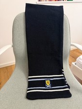 Schal in Marineblau mit Wappen