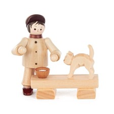 Miniaturfigur Junge füttert