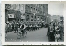 Orig. Foto BERLIN wo?, Militär-Musikzug, Mann/Fahrrad, Hamburger Zigarren 1938