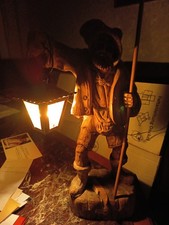 Nachtwächter geschnitzte Holzfigur mit beleuchteter Laterne